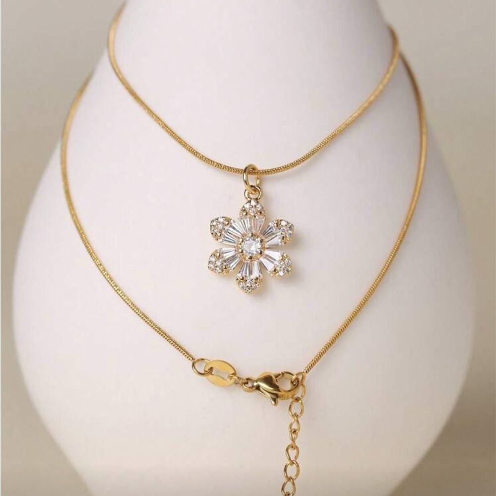 Gold Flower Pendant Necklace Q653